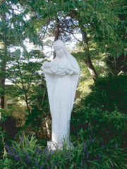 4月7日の地震で方向転換した本部修道院のマリア像(1)